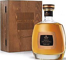 Der Grappa kommt in der Holzkasette von Mazzetti Der Grappa kommt in der Holzkasette von Mazzetti
